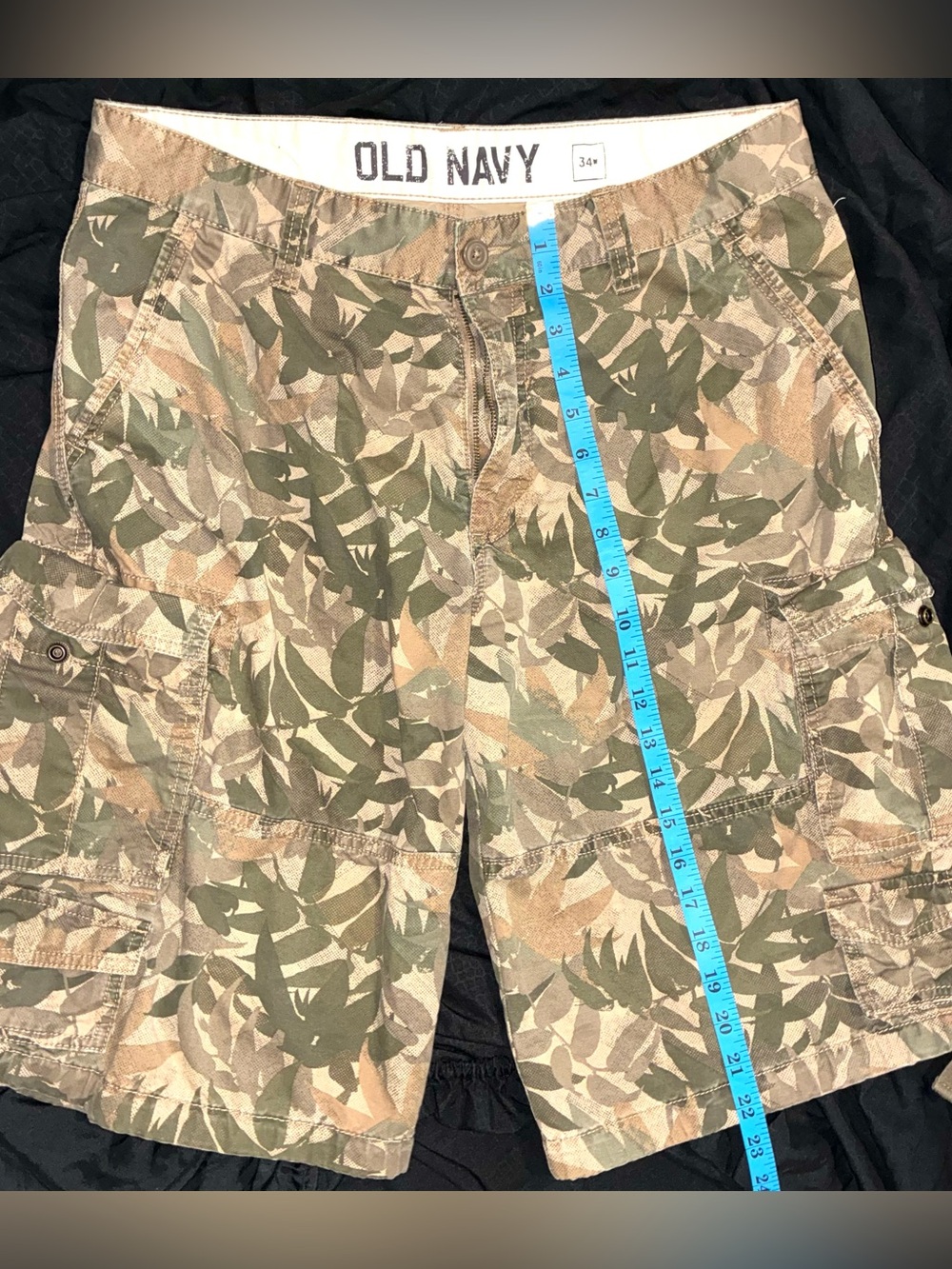 Old Navy Men's Camo Cargo Shorts in Green and Tan—Size 34